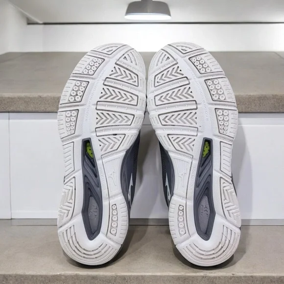 Mizuno Women's Wave Luminous Volleyball Shoes - Picture 6 of 16